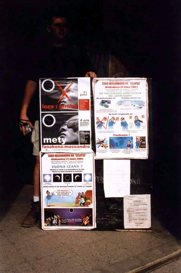 Plakaty informujace o sposobach bezpiecznej obserwacji zamienia