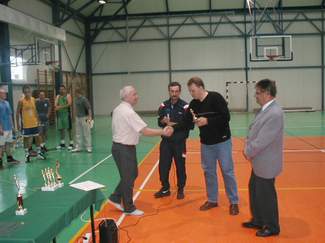 Opiekun druyny koszykwki MOA mgr Kazimierz Michalski otrzymuje pamiatkow statuetk koszykarza